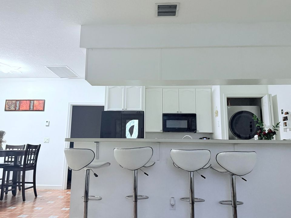 合同活跃: $4,500 (3 贝兹, 2 浴室, 1060 平方英尺)