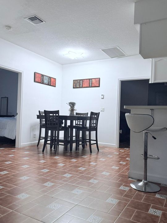 合同活跃: $4,500 (3 贝兹, 2 浴室, 1060 平方英尺)