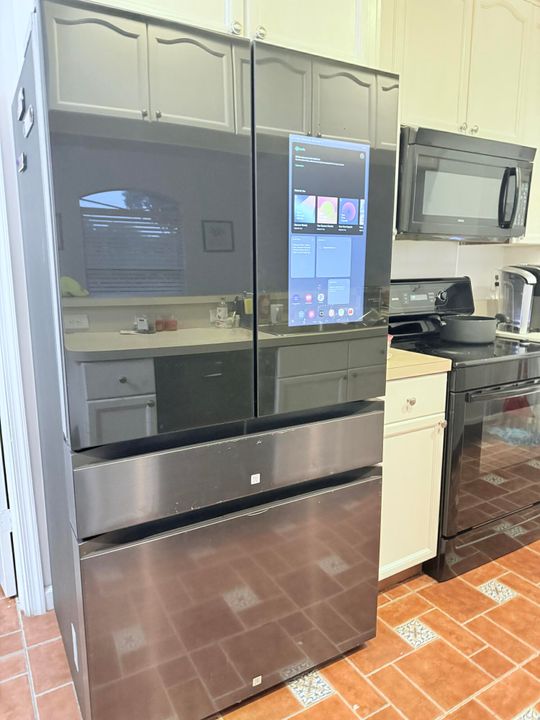 合同活跃: $4,500 (3 贝兹, 2 浴室, 1060 平方英尺)