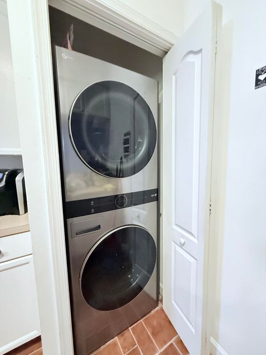 合同活跃: $4,500 (3 贝兹, 2 浴室, 1060 平方英尺)