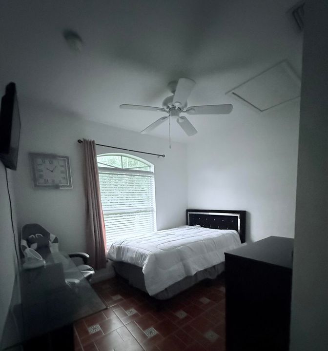 合同活跃: $4,500 (3 贝兹, 2 浴室, 1060 平方英尺)