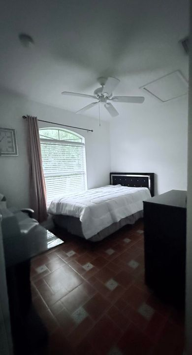 合同活跃: $4,500 (3 贝兹, 2 浴室, 1060 平方英尺)