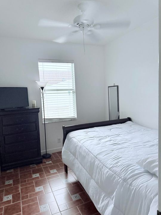 合同活跃: $4,500 (3 贝兹, 2 浴室, 1060 平方英尺)