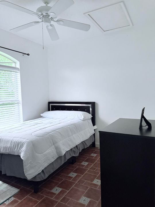 合同活跃: $4,500 (3 贝兹, 2 浴室, 1060 平方英尺)