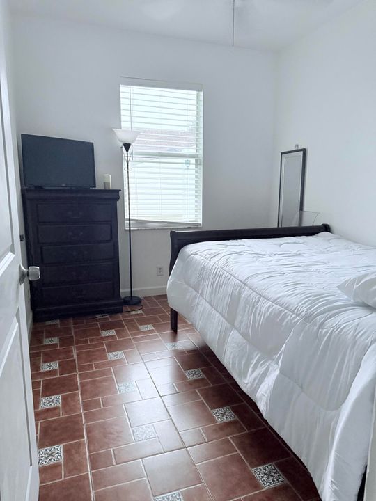 合同活跃: $4,500 (3 贝兹, 2 浴室, 1060 平方英尺)