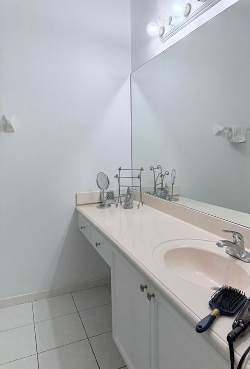 合同活跃: $4,500 (3 贝兹, 2 浴室, 1060 平方英尺)