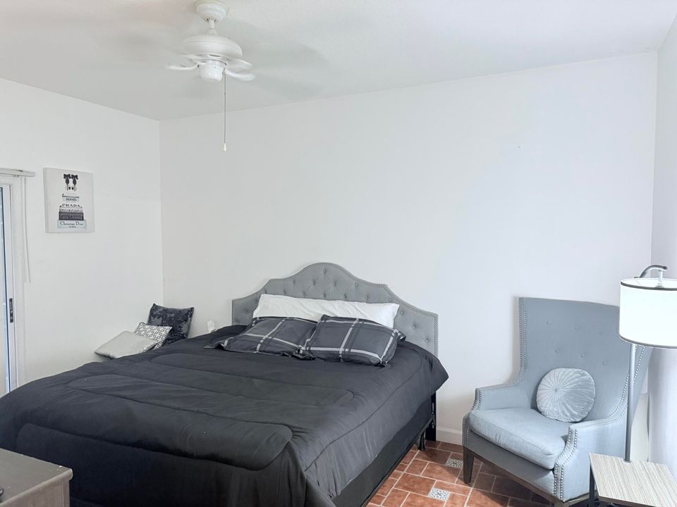 合同活跃: $4,500 (3 贝兹, 2 浴室, 1060 平方英尺)