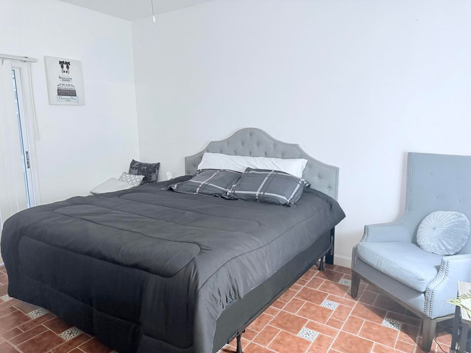 合同活跃: $4,500 (3 贝兹, 2 浴室, 1060 平方英尺)