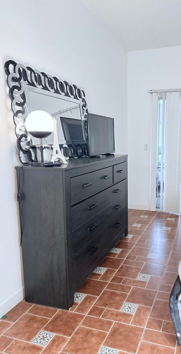 合同活跃: $4,500 (3 贝兹, 2 浴室, 1060 平方英尺)