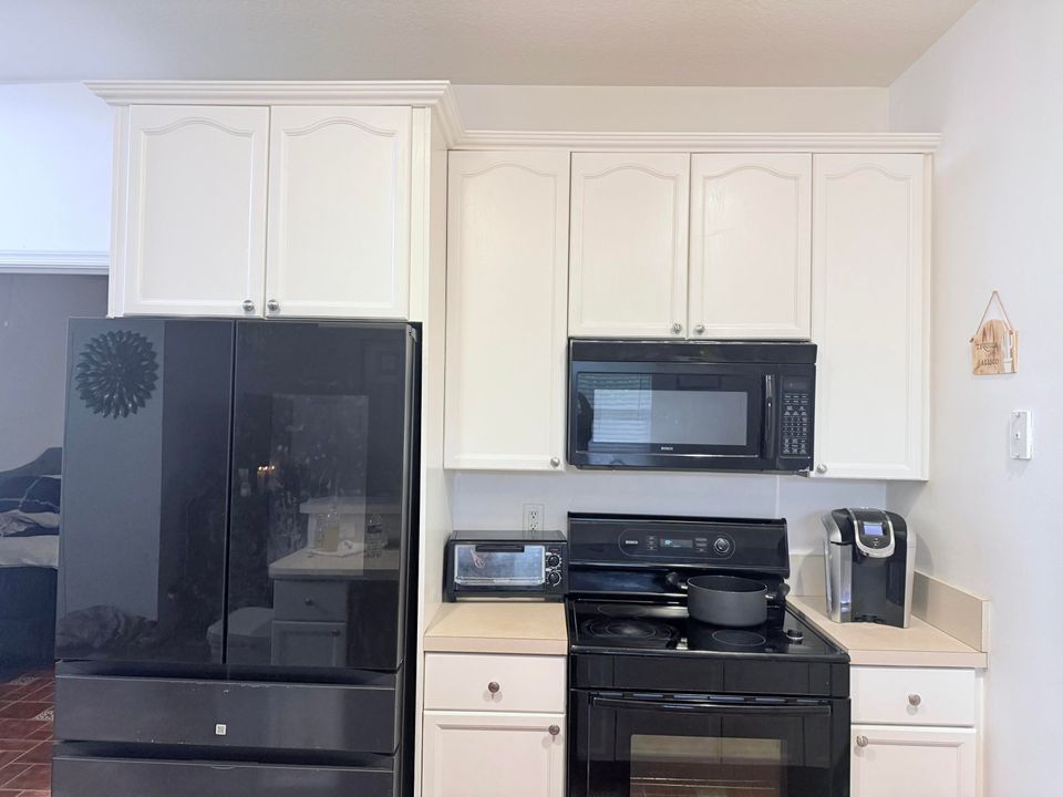 合同活跃: $4,500 (3 贝兹, 2 浴室, 1060 平方英尺)