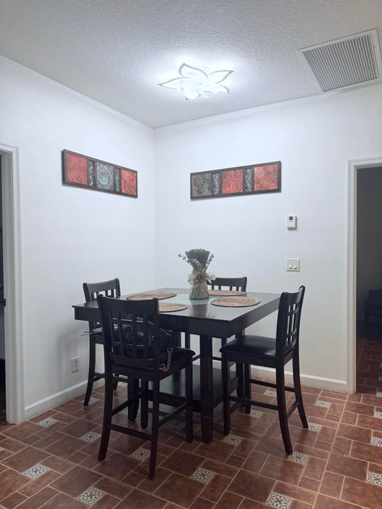 合同活跃: $4,500 (3 贝兹, 2 浴室, 1060 平方英尺)