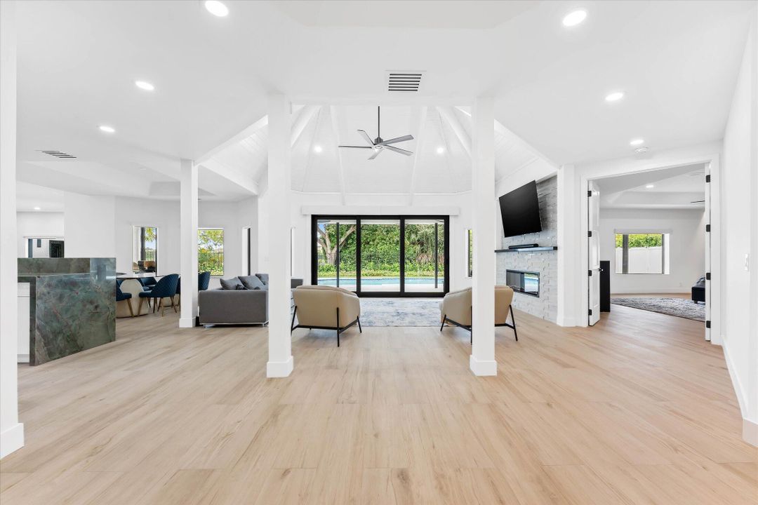 合同活跃: $1,895,000 (4 贝兹, 4 浴室, 3707 平方英尺)