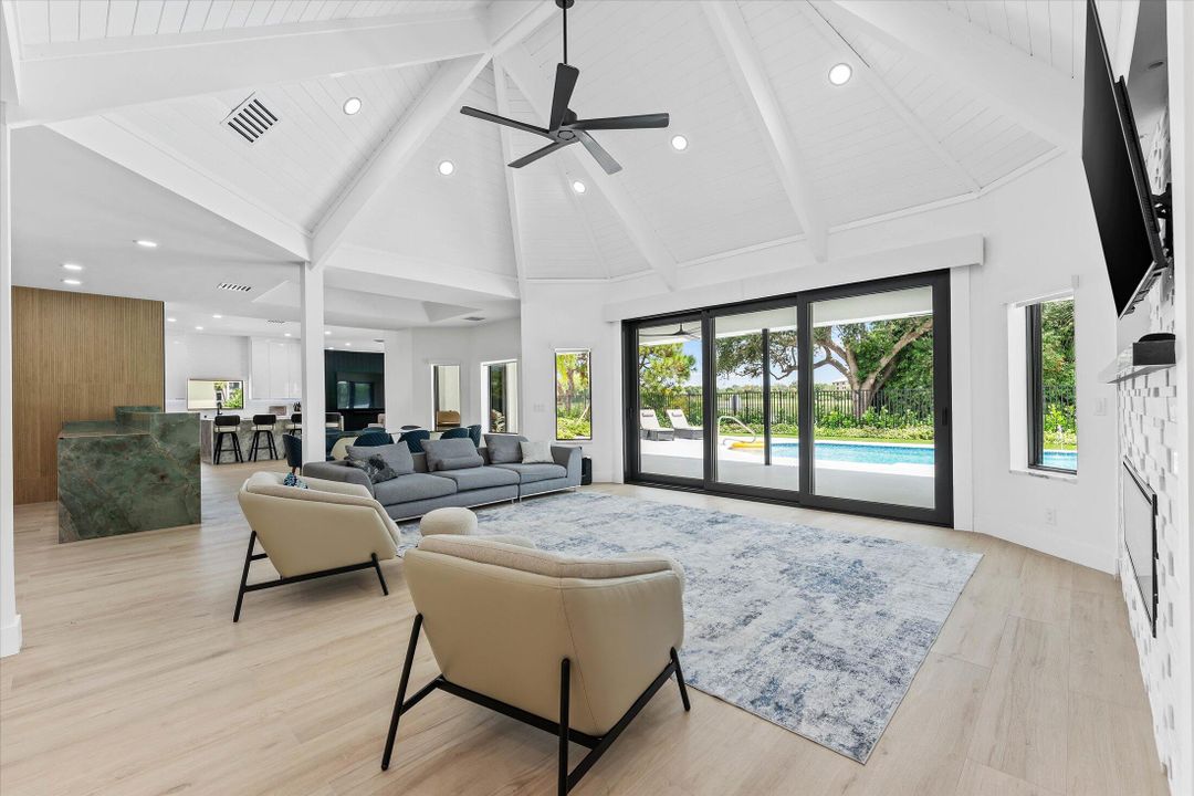 合同活跃: $1,895,000 (4 贝兹, 4 浴室, 3707 平方英尺)