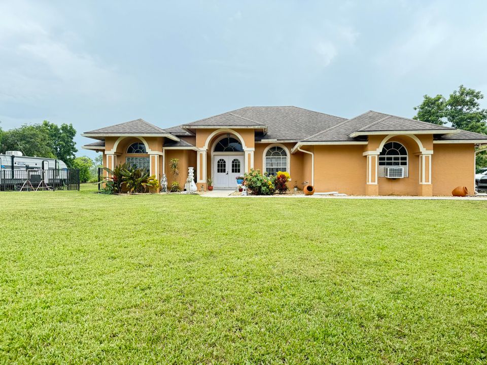 最近售出: $768,999 (3 贝兹, 3 浴室, 2734 平方英尺)