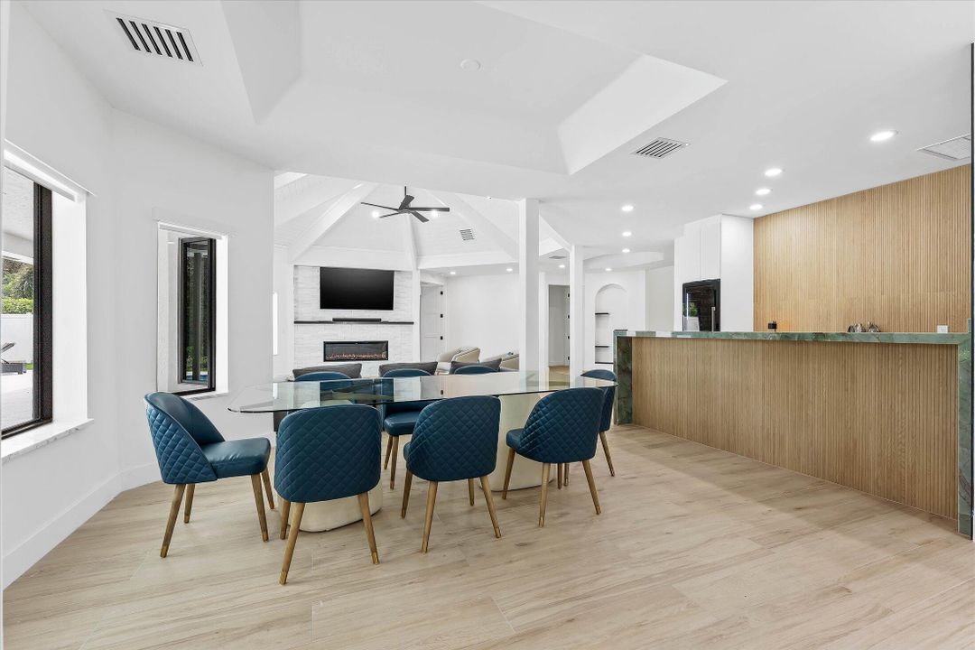 合同活跃: $1,895,000 (4 贝兹, 4 浴室, 3707 平方英尺)