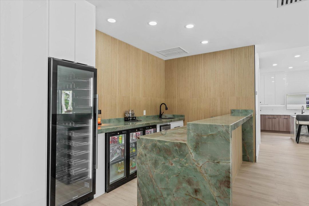 合同活跃: $1,895,000 (4 贝兹, 4 浴室, 3707 平方英尺)