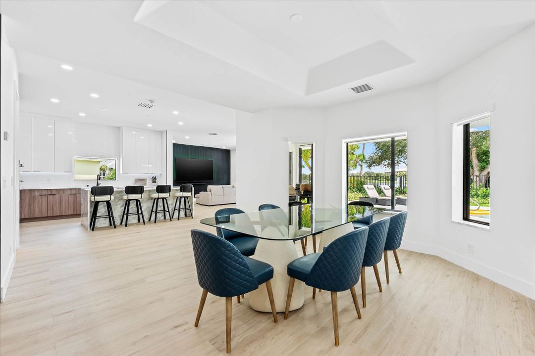 合同活跃: $1,895,000 (4 贝兹, 4 浴室, 3707 平方英尺)