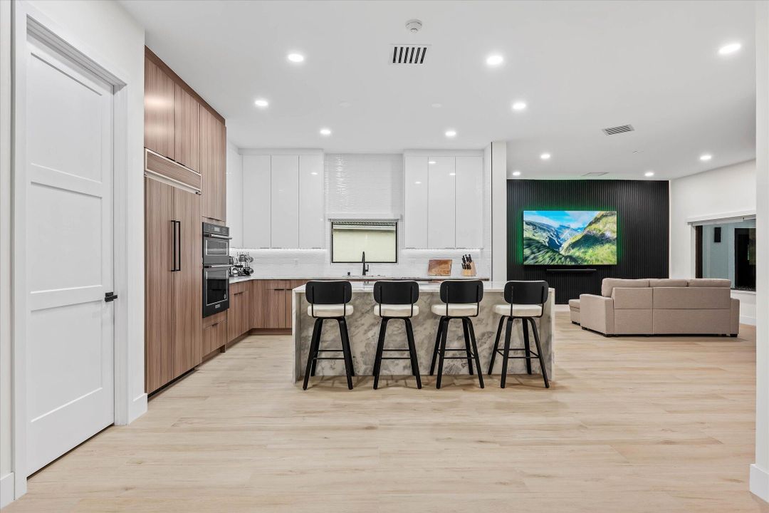 合同活跃: $1,895,000 (4 贝兹, 4 浴室, 3707 平方英尺)