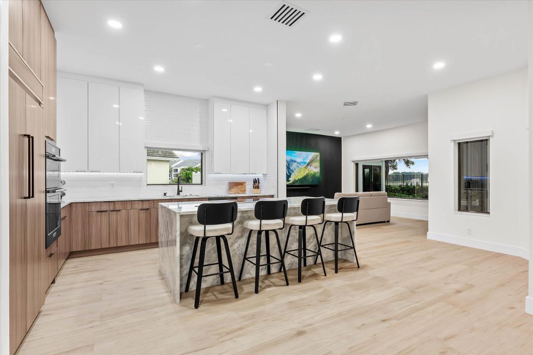 合同活跃: $1,895,000 (4 贝兹, 4 浴室, 3707 平方英尺)