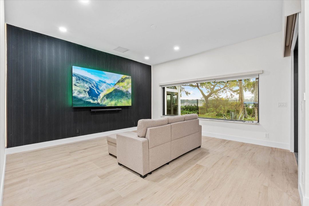 合同活跃: $1,895,000 (4 贝兹, 4 浴室, 3707 平方英尺)