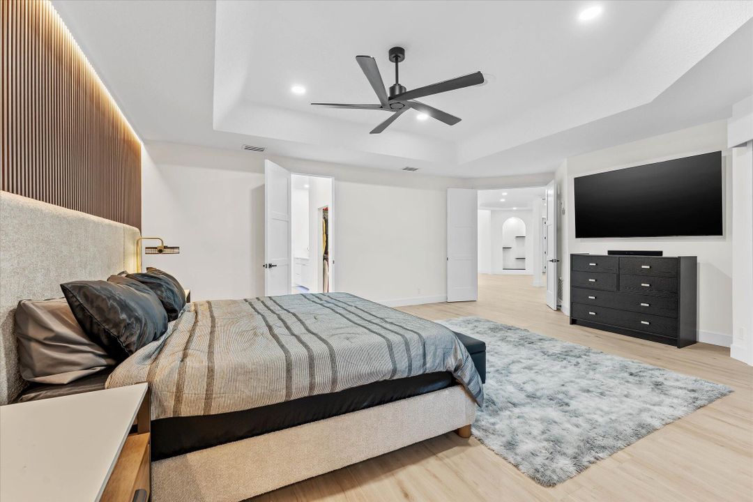 合同活跃: $1,895,000 (4 贝兹, 4 浴室, 3707 平方英尺)