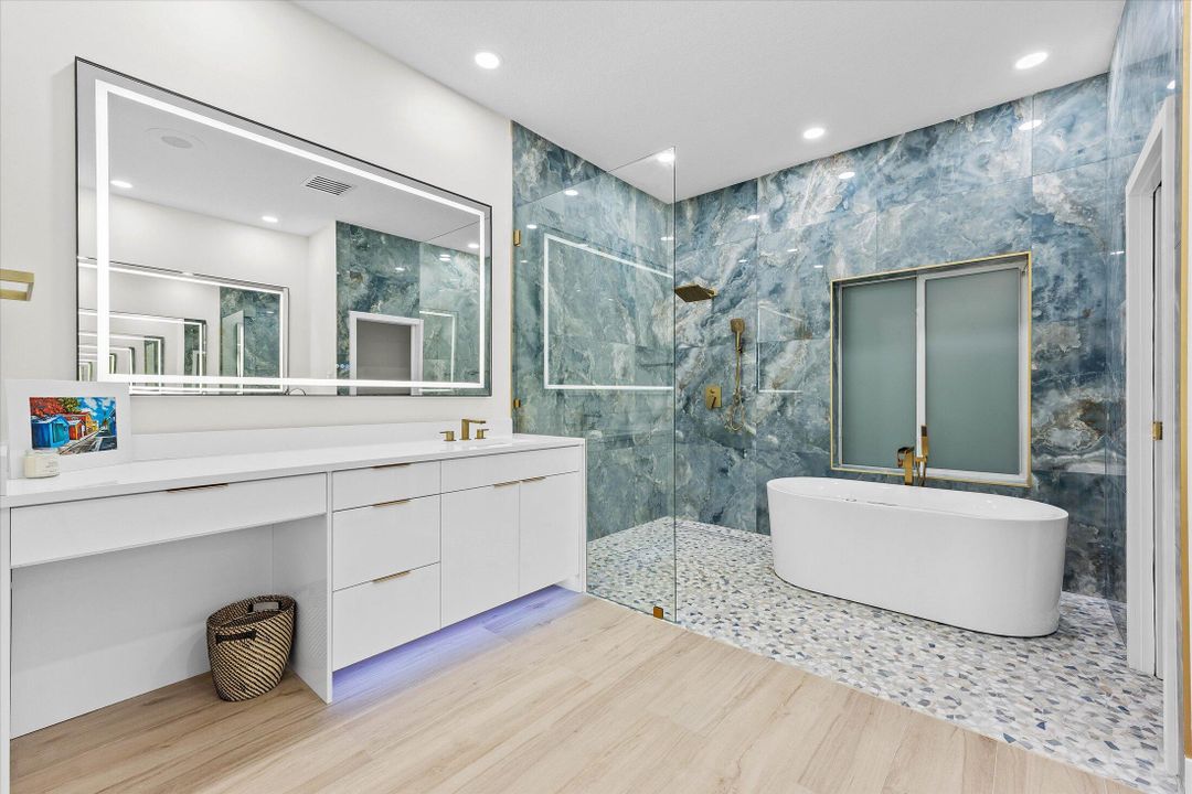 合同活跃: $1,895,000 (4 贝兹, 4 浴室, 3707 平方英尺)