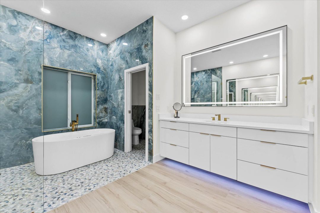 合同活跃: $1,895,000 (4 贝兹, 4 浴室, 3707 平方英尺)