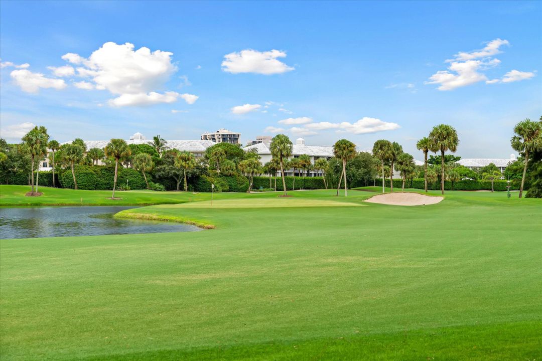 合同活跃: $1,895,000 (4 贝兹, 4 浴室, 3707 平方英尺)