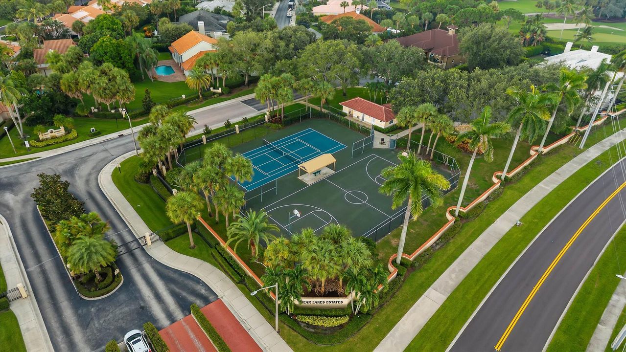 合同活跃: $1,895,000 (4 贝兹, 4 浴室, 3707 平方英尺)