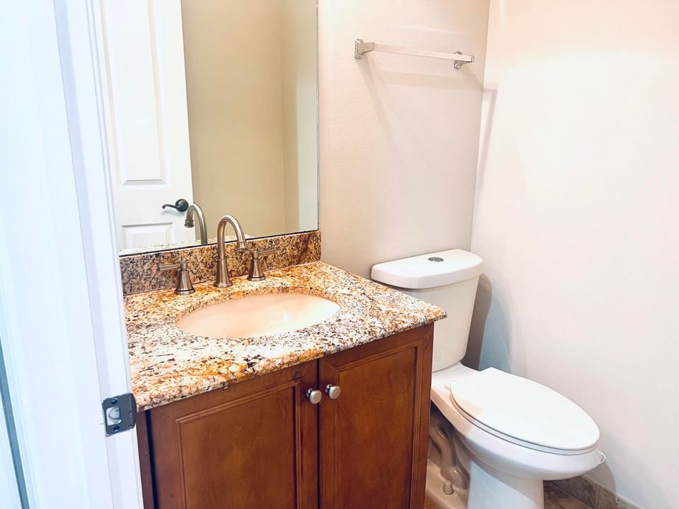 合同活跃: $3,000 (4 贝兹, 3 浴室, 1877 平方英尺)