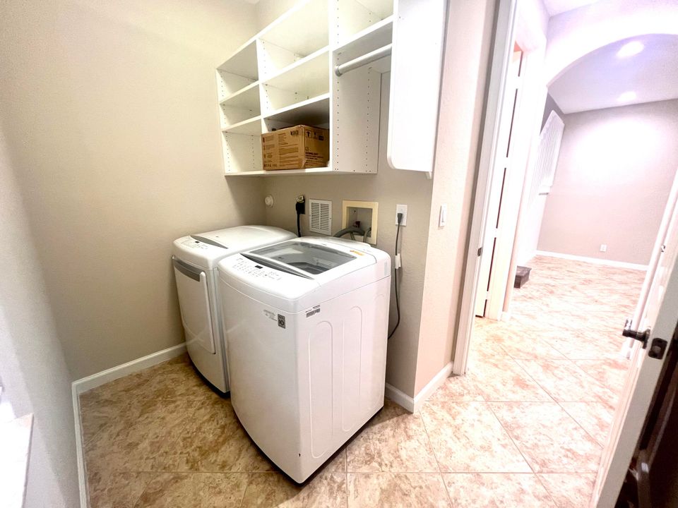 合同活跃: $3,000 (4 贝兹, 3 浴室, 1877 平方英尺)