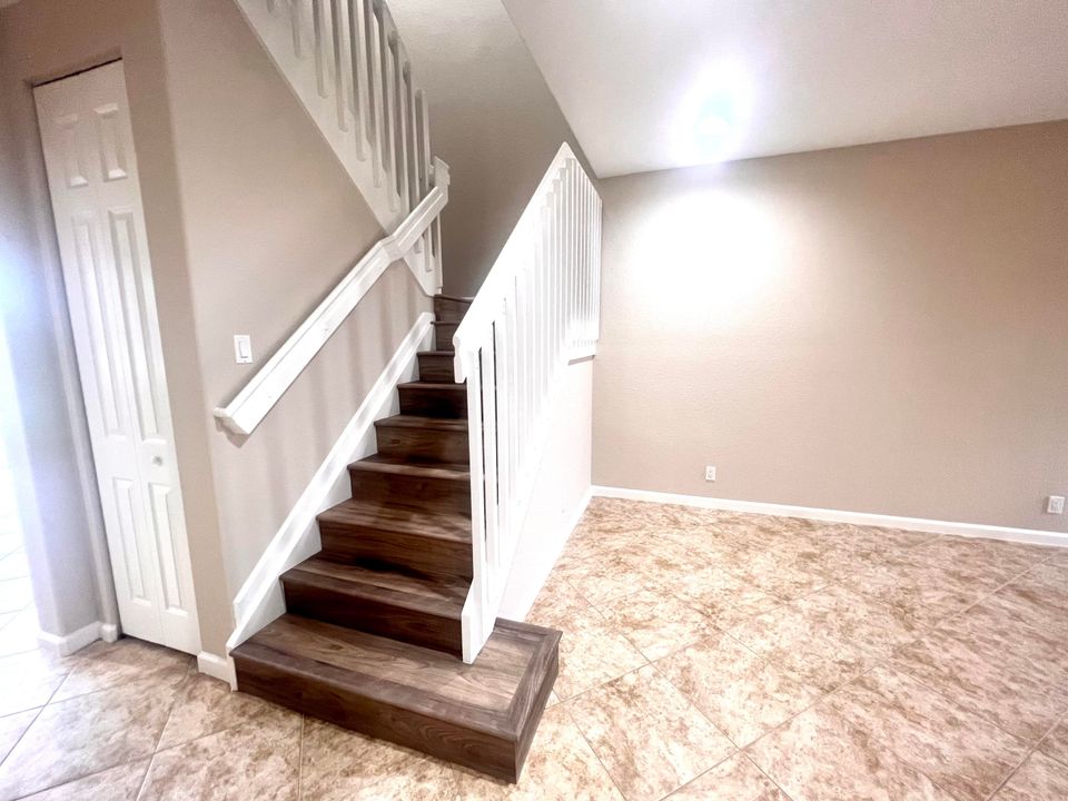 合同活跃: $3,000 (4 贝兹, 3 浴室, 1877 平方英尺)