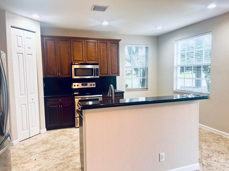 合同活跃: $3,000 (4 贝兹, 3 浴室, 1877 平方英尺)