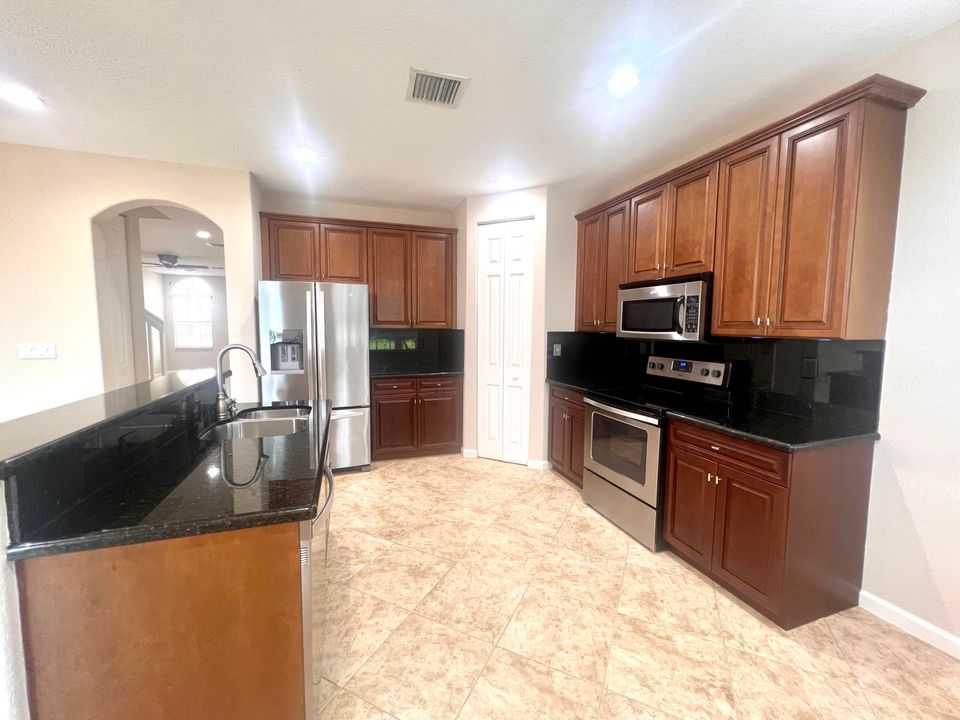 合同活跃: $3,000 (4 贝兹, 3 浴室, 1877 平方英尺)