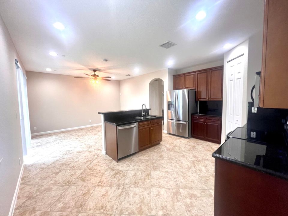 合同活跃: $3,000 (4 贝兹, 3 浴室, 1877 平方英尺)