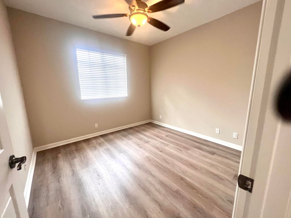 合同活跃: $3,000 (4 贝兹, 3 浴室, 1877 平方英尺)