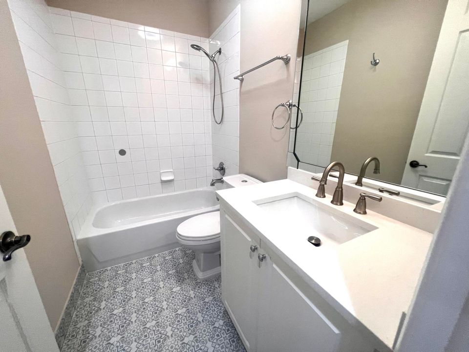 合同活跃: $3,000 (4 贝兹, 3 浴室, 1877 平方英尺)