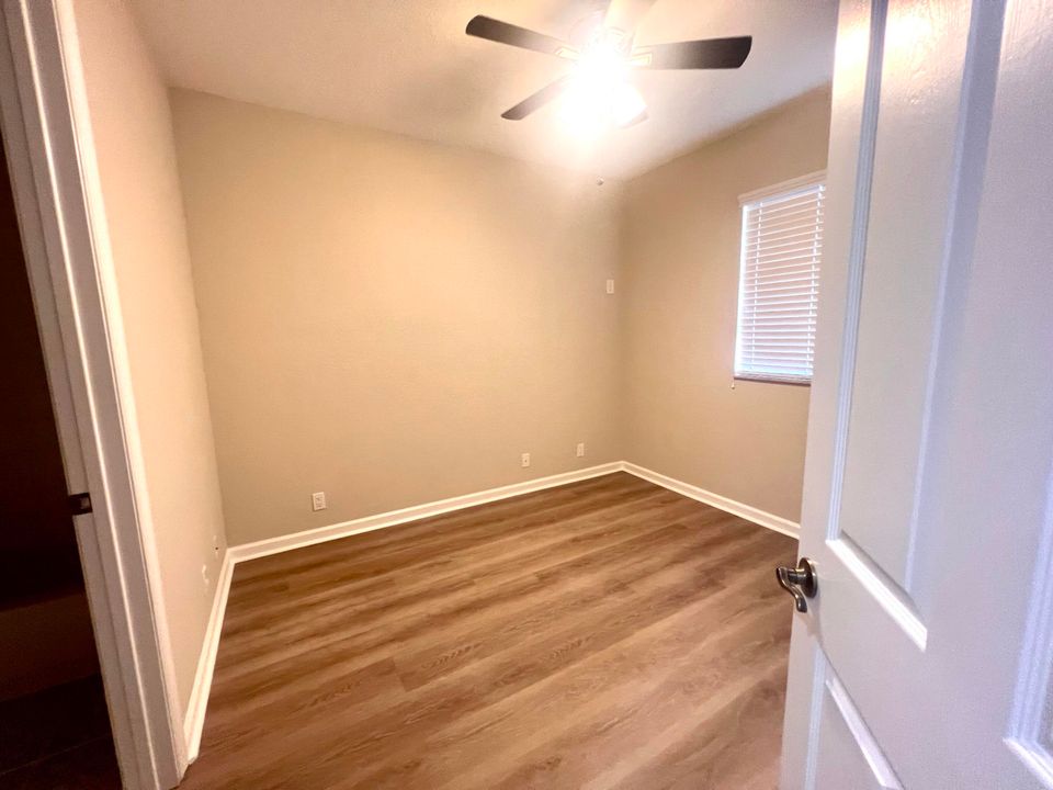 合同活跃: $3,000 (4 贝兹, 3 浴室, 1877 平方英尺)