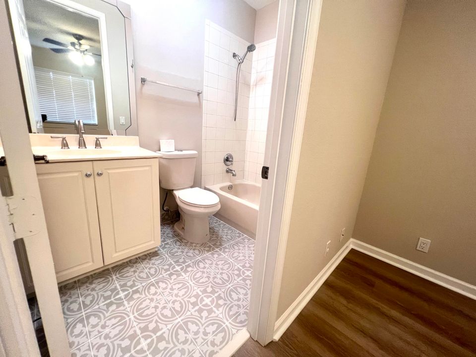 合同活跃: $3,000 (4 贝兹, 3 浴室, 1877 平方英尺)