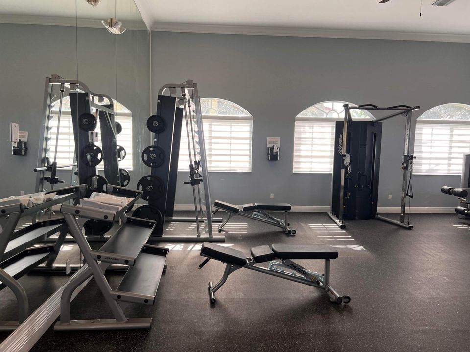 合同活跃: $3,000 (4 贝兹, 3 浴室, 1877 平方英尺)