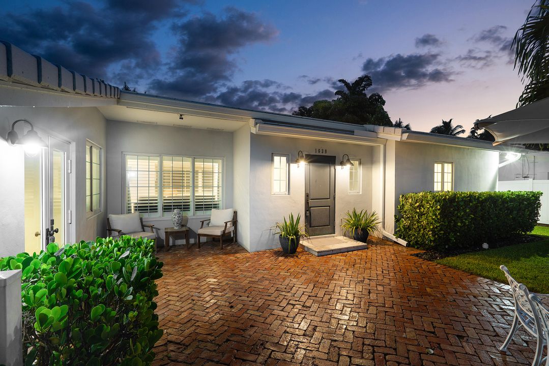 Active With Contract: $1,249,000 (3 beds, 2 baths, 1821 Square Feet)