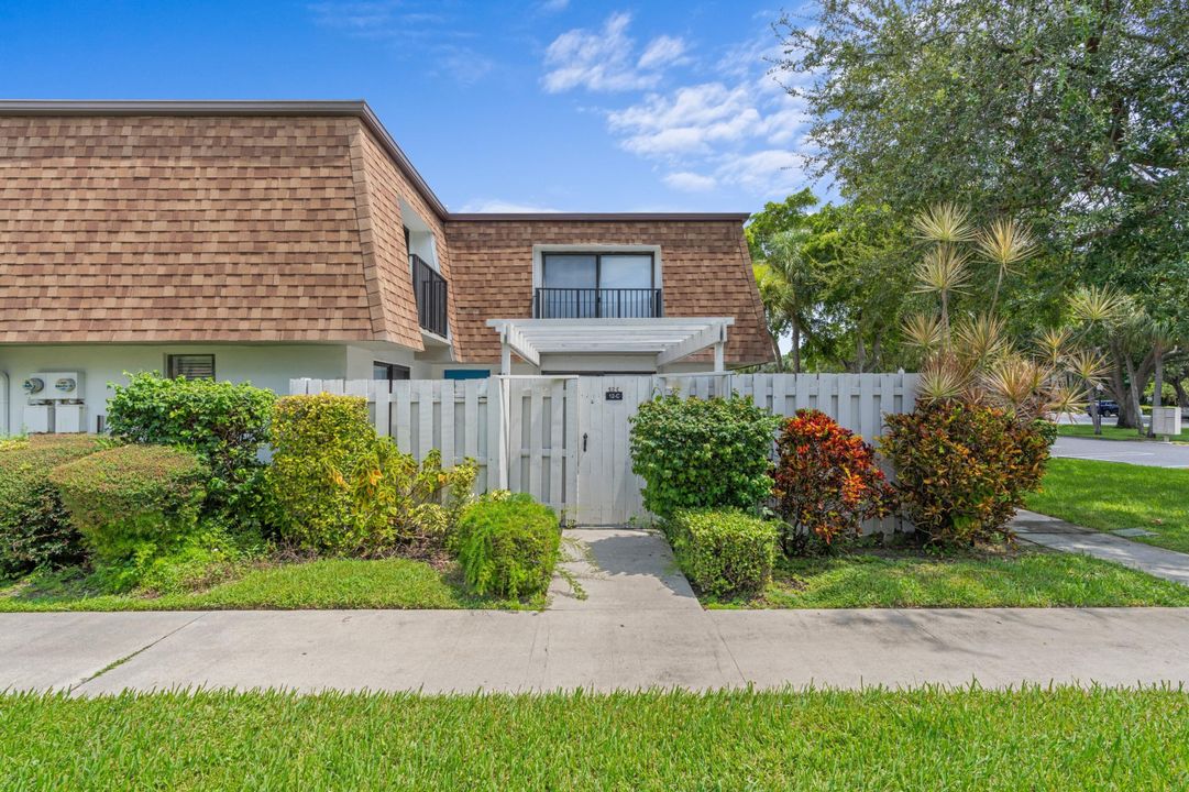 На продажу: $365,000 (2 спален, 2 ванн, 1168 Квадратных фут)