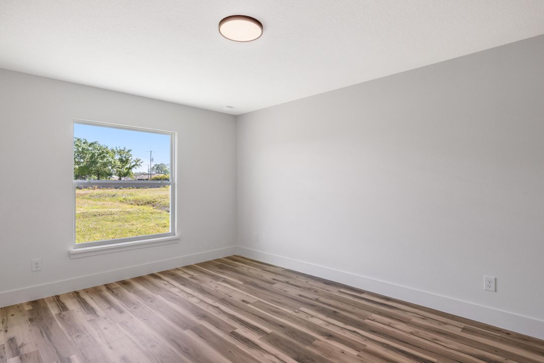 Activo con contrato: $2,400 (3 camas, 2 baños, 1805 Pies cuadrados)