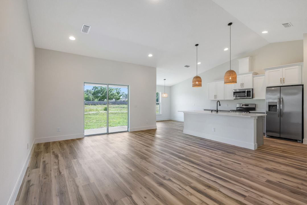 Activo con contrato: $2,400 (3 camas, 2 baños, 1805 Pies cuadrados)