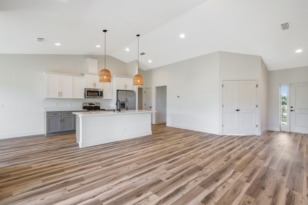 Activo con contrato: $2,400 (3 camas, 2 baños, 1805 Pies cuadrados)