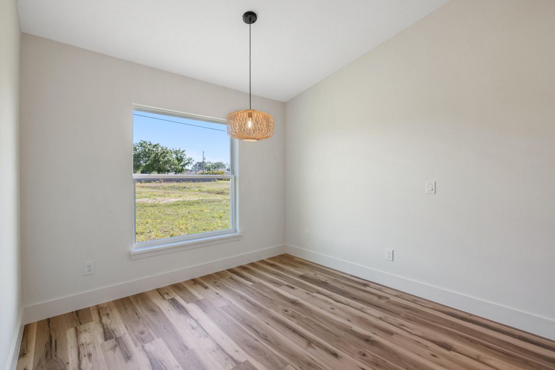 Activo con contrato: $2,400 (3 camas, 2 baños, 1805 Pies cuadrados)