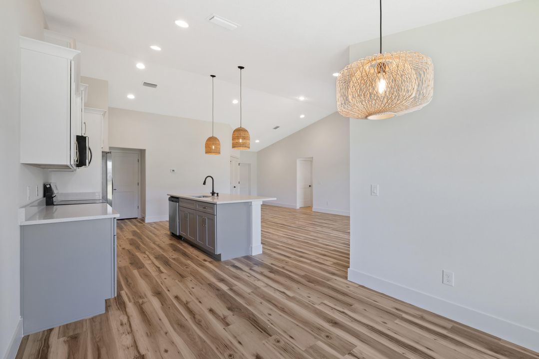 Activo con contrato: $2,400 (3 camas, 2 baños, 1805 Pies cuadrados)