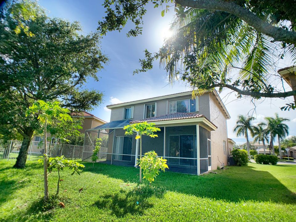 合同活跃: $3,950 (4 贝兹, 3 浴室, 2338 平方英尺)