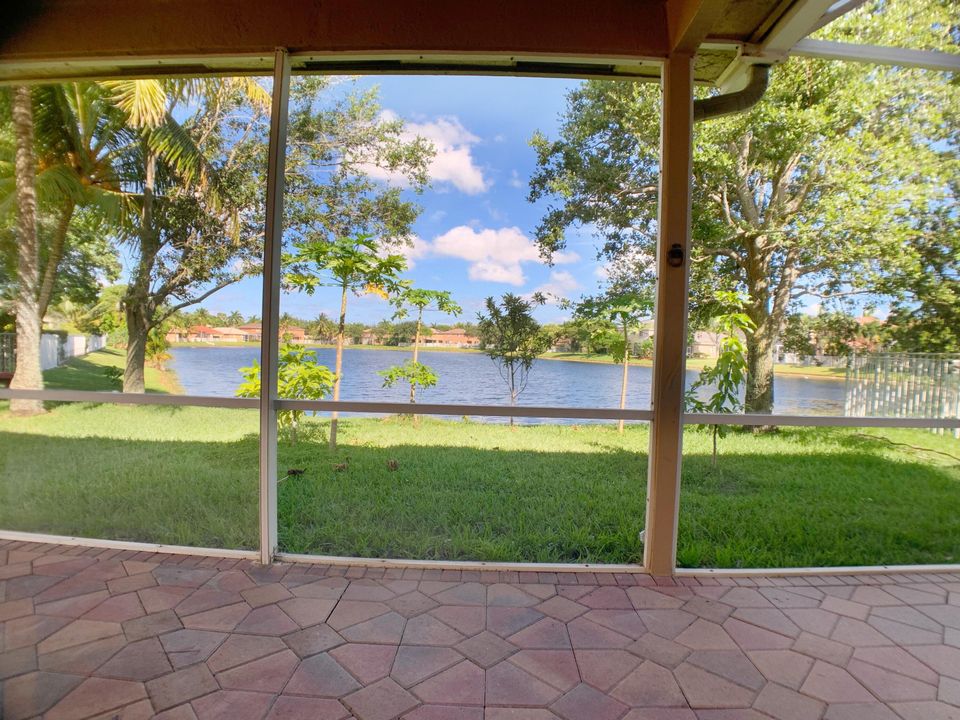 合同活跃: $3,950 (4 贝兹, 3 浴室, 2338 平方英尺)