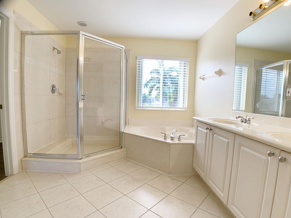 合同活跃: $3,950 (4 贝兹, 3 浴室, 2338 平方英尺)